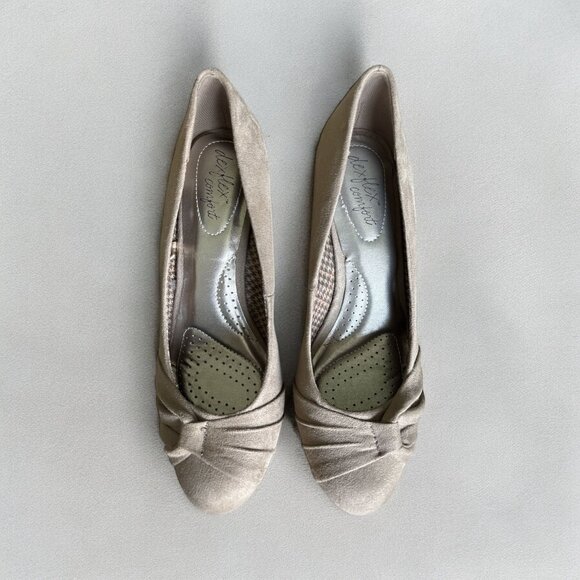 Wedge Heels 9.5 Beige Faux Suede Comfort Insoles Dexflex Business Casual READ - Picture 3 of 6